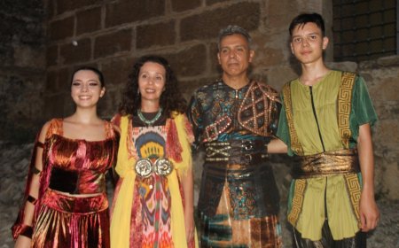 Aspendos'ta Duygulandıran Gece! Aynı Aileden 6 Kişi Troya Gösterisinde Aynı Sahneyi Paylaştı