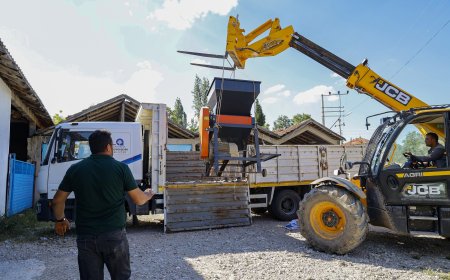 Antalya Büyükşehir'den Korkutelili üreticilere süt tankı ve yem ezme makinesi desteği