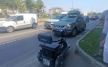 Antalya'da Kırmızı Işık Kazası! Yeşil Işığı Karıştırınca Motosiklet Sürücüsü Yaralandı