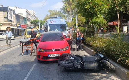 Manavgat'ta Kontrolsüz Şerit Değiştiren Otomobil Motosiklete Çarptı: 1 Yaralı