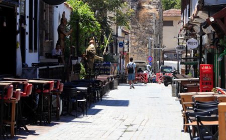 Antalya'nın Kalbi Kaleiçi'nde Gündüz Sessizlik, Gece İnsan Seline Dönüşüyor