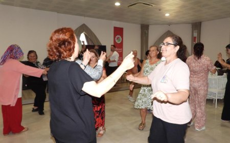 Kepez’de Kadınlar Matinesi: Kadınlar Müzik ve Eğlenceyle Moral Depoladı