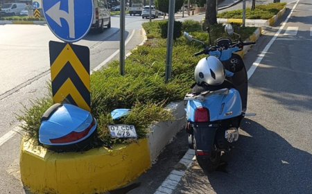 Manavgat’ta Motosiklet ile Hafif Ticari Araç Çarpıştı: 1 Yaralı
