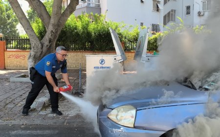 Antalya’da Seyir Halindeki Otomobil Alev Aldı: Polis ve Vatandaşlar Hortumla Müdahale Etti
