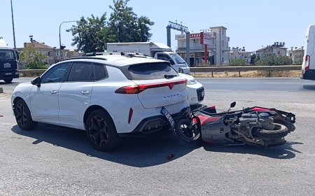 Manavgat’ta Motosiklet Aniden Duran Otomobile Arkadan Çarptı: Kaza Kamerada