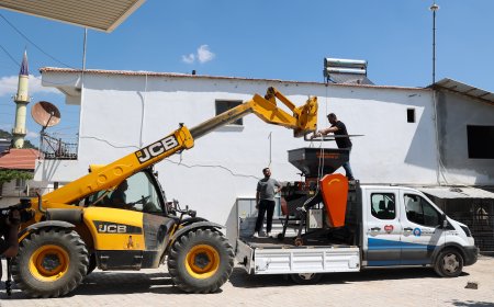 Büyükşehir’den Korkuteli’de Hayvancılıkla Uğraşan Üreticilere Yem Ezme Makinesi Desteği