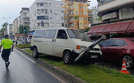 Manavgat’ta Yağmur Kazayı Beraberinde Getirdi: Kamyonet Refüje Çıktı