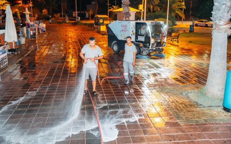 Alanya İskele’de Gece Mesaisi: Turistik Bölge Yeni Güne Temiz Başladı