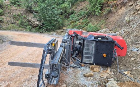 Gazipaşa’da Forklift Devrildi: Sürücü Altında Kalarak Yaralandı