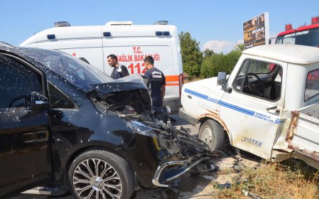 Serik’te Minibüs ile Kamyonet Çarpıştı: 1 Yaralı, Turist Aile Kazayı Yaralanmadan Atlattı