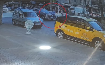 Manavgat’ta Feci Kaza Kamerada: Kırmızı Işıkta Yola Fırlayan Kadına Otomobil Çarptı