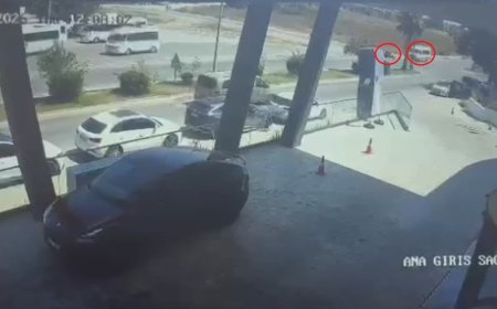 Manavgat’ta Tur Minibüsü ile Motosiklet Çarpıştı: Sürücü Ağır Yaralandı