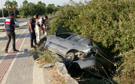 Manavgat’ta Kaldırımdaki Yayaya Otomobil Çarptı: Ekipler Emniyet Şeridinde Zorlandı