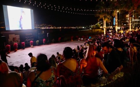Alanya’da Nostalji Gecesi: “Neşeli Günler” Gösterimi Büyük İlgi Gördü