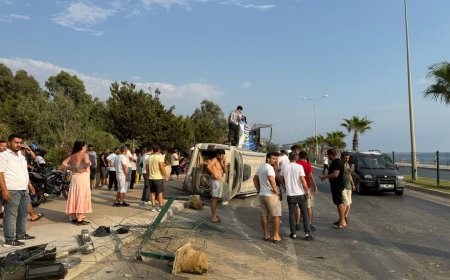 Alanya’da Hafif Ticari Araç Trafik Levhasına Çarptı: 2 Yaralı