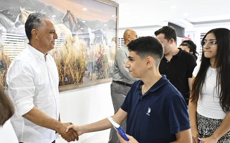 Başkan Uysal Başarılı Öğrencileri Hediye Çekiyle Ödüllendirdi