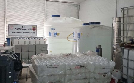 Antalya’da Sahte İçki Operasyonu: 20 Bin 700 Litre Etil Alkol Ele Geçirildi