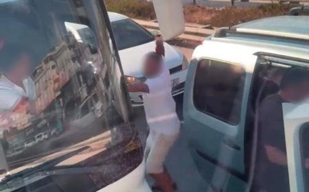 Manavgat’ta Emniyet Şeridi Tartışması Kavgaya Dönüştü: Servis Otobüsüne Saldırdılar