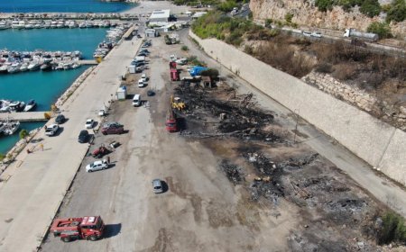 Antalya Balıkçı Barınağı’ndaki Yangının Hasarı Gün Ağarınca Ortaya Çıktı