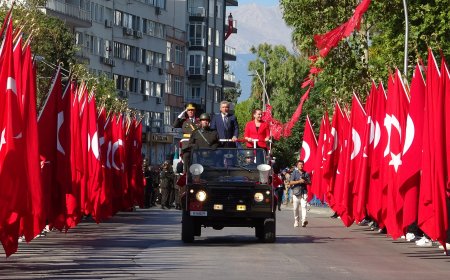 Antalya’da 30 Ağustos Coşkusu: Cumhuriyet Meydanı’nda Çelenk ve Geçit Töreni