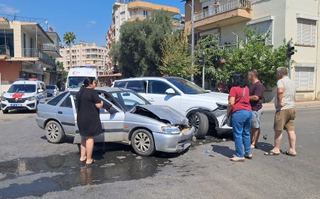 Serik’te İki Otomobil Çarpıştı: 79 Yaşındaki Yolcu Yaralandı
