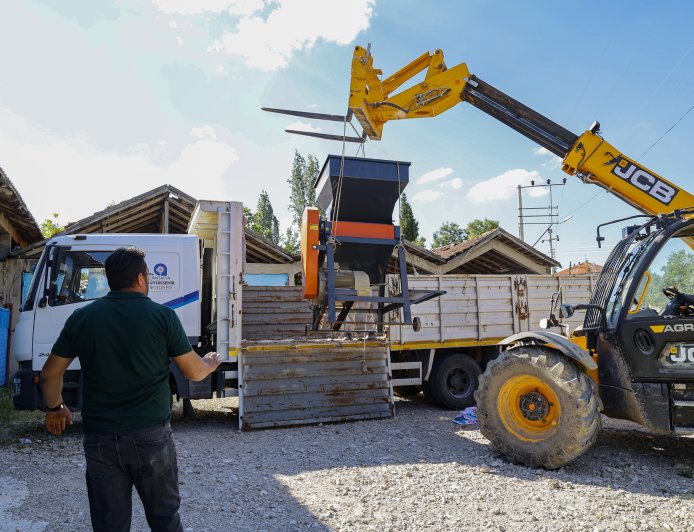 Antalya Büyükşehir'den Korkutelili üreticilere süt tankı ve yem ezme makinesi desteği