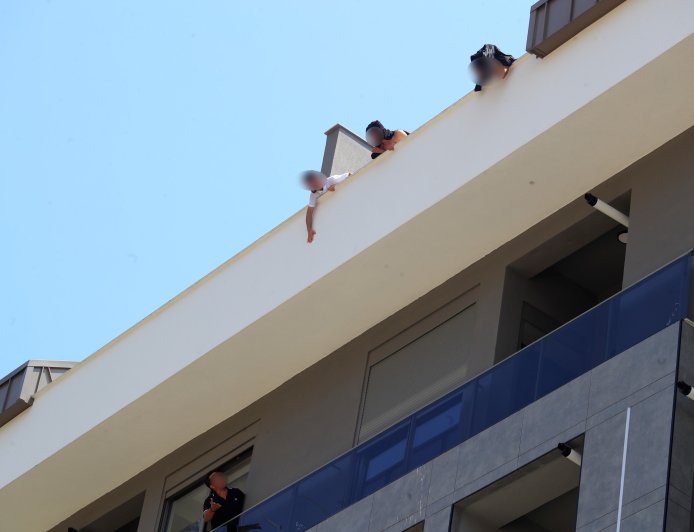 Antalya'da Alacak Krizi Çatıya Taşındı: 6 İşçi 2 Milyon TL İçin Eylem Yaptı