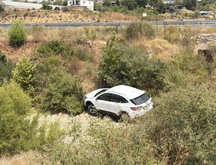 Gazipaşa'da kontrolden çıkan otomobil dereye uçtu: Sürücü yaralandı