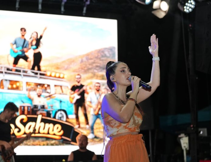 Yağmur Eğlenceye Engel Olmadı: Konyaaltı’nda HayatPark’ta Müzik Coşkusu
