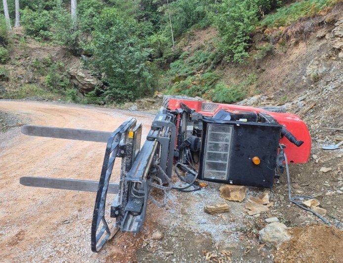 Gazipaşa’da Forklift Devrildi: Sürücü Altında Kalarak Yaralandı
