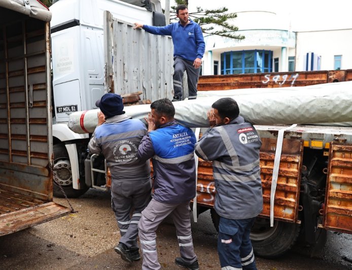 Antalya Büyükşehir Belediyesi Afetzede Üreticinin Yanında: 657 Bin Metrekare Sera Naylonu Desteği