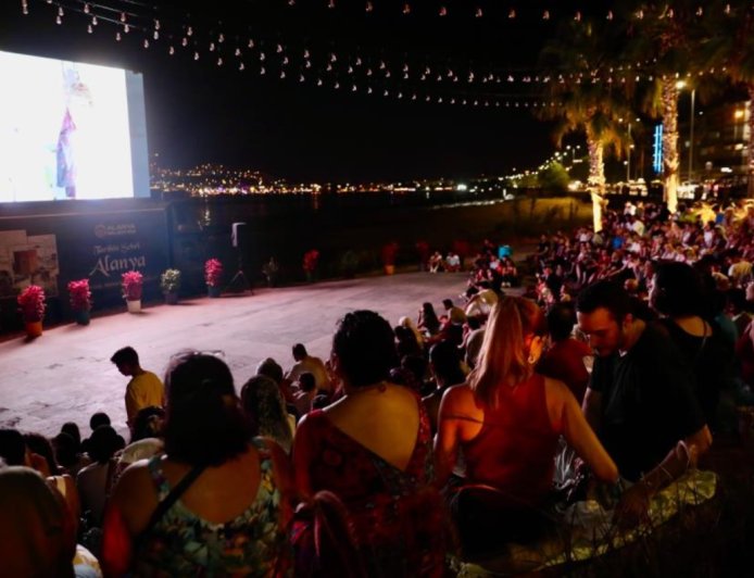 Alanya’da Nostalji Gecesi: “Neşeli Günler” Gösterimi Büyük İlgi Gördü