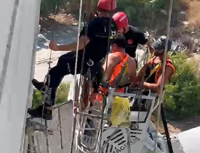 Muratpaşa’da 10’uncu Katta Mahsur Kalan 2 İşçi Kurtarıldı
