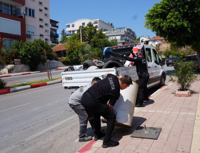 Kepez’de Kamu Alanlarını İşgal Eden Tabela ve Afişlere Denetim