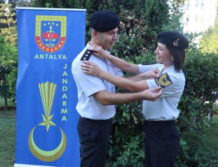 Antalya’da Jandarma Çiftten Çifte Mutluluk: Aynı Gün Rütbe Aldılar