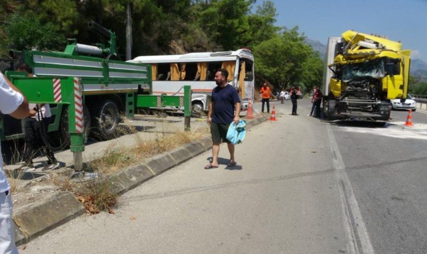 Antalya'da Trafik Kazası: Tırın Çarptığı Midibüs Devrildi, 11 Yaralı
