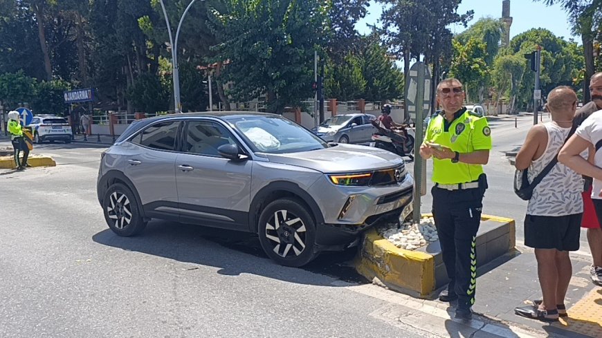 Manavgat'ta Refüje Çarpan Otomobilin Sürücüsü Yaralandı: Kaza Kamerada