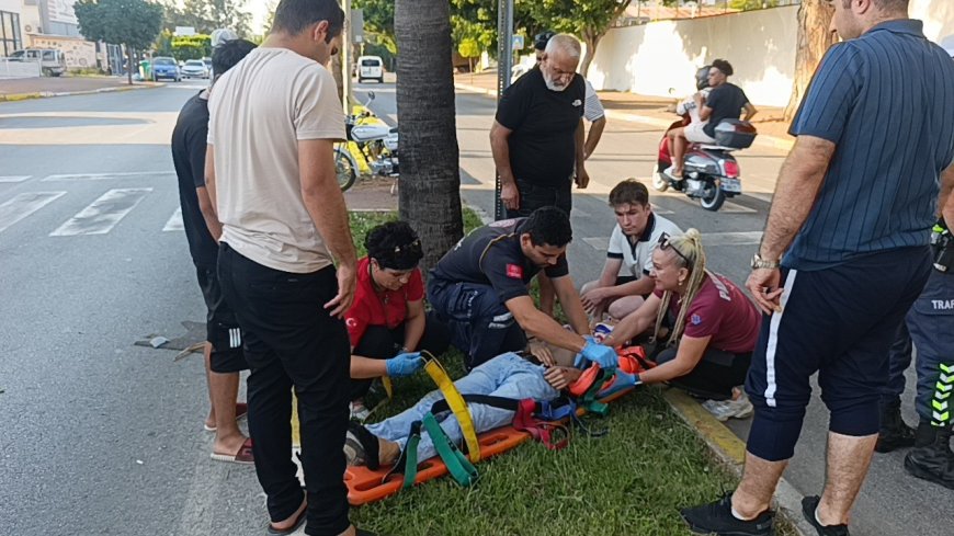 Manavgat'ta Kasise Hızlı Giren Motosiklet Devrildi: Yaralı Sürücünün Motosikleti Olay Yerinden Kaçırıldı