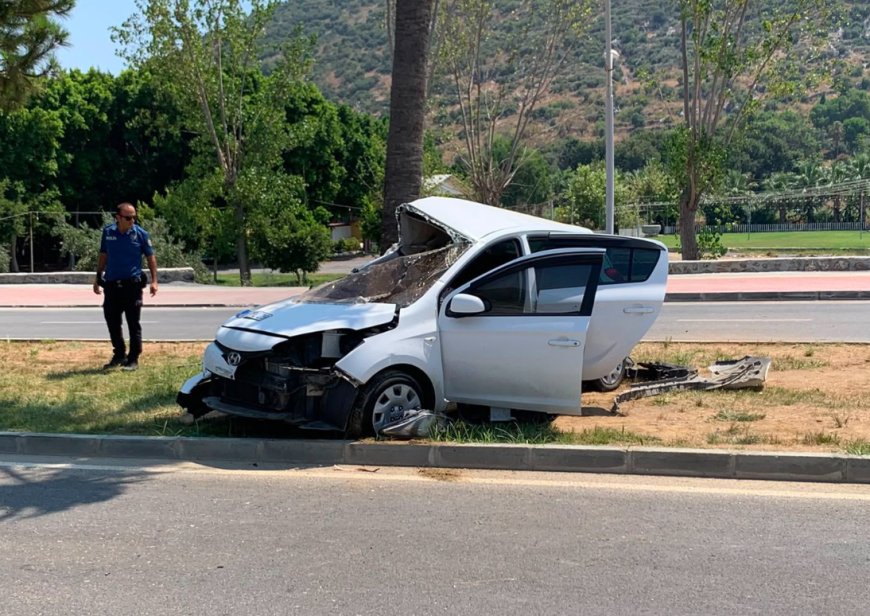 Gazipaşa'da Otomobil Palmiye Ağacına Çarptı: Sürücü Yaralandı