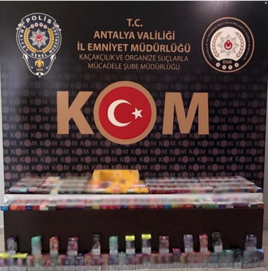 Antalya'da Kaçakçılık Operasyonları: 17 Bin 800 Makaron, 569 Kaçak İçki ve Tarihi Eser Ele Geçirildi.