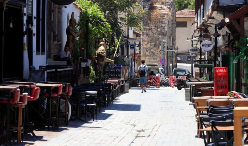Antalya'nın Kalbi Kaleiçi'nde Gündüz Sessizlik, Gece İnsan Seline Dönüşüyor