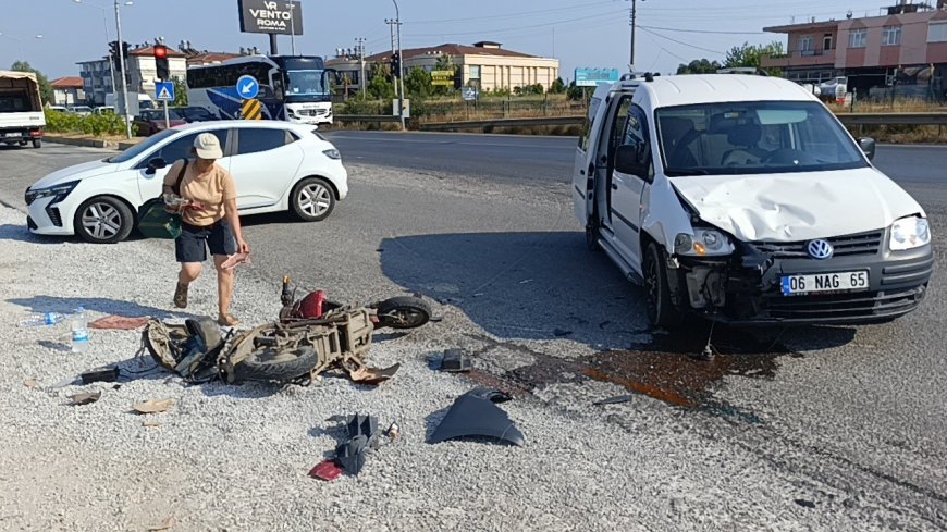 Manavgat’ta Feci Kaza Kamerada! Elektrikli Bisikletteki 2 Kişi Yola Savruldu
