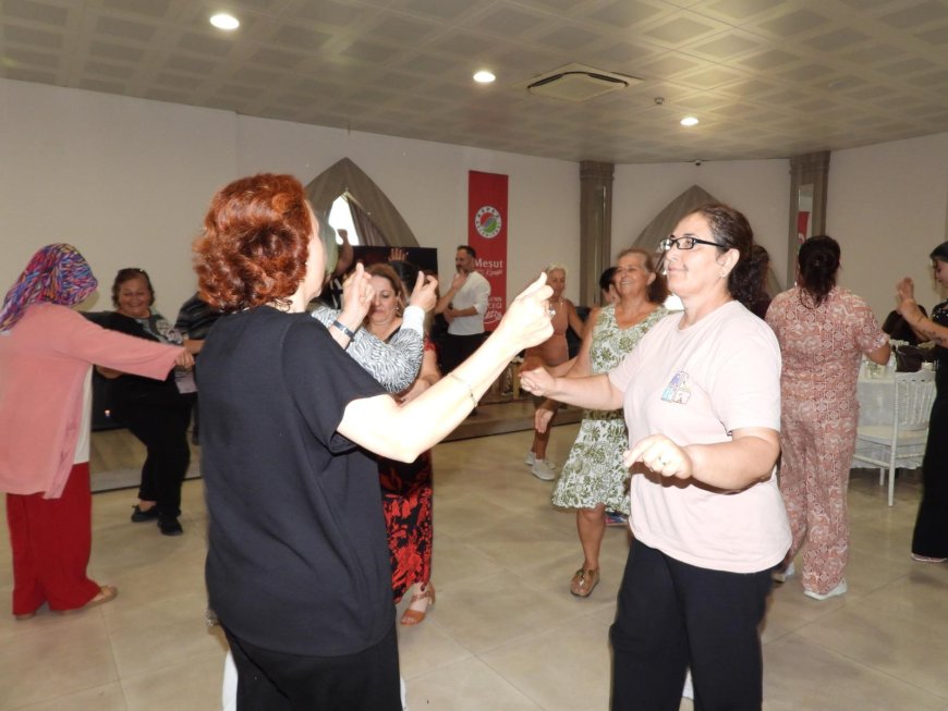 Kepez’de Kadınlar Matinesi: Kadınlar Müzik ve Eğlenceyle Moral Depoladı