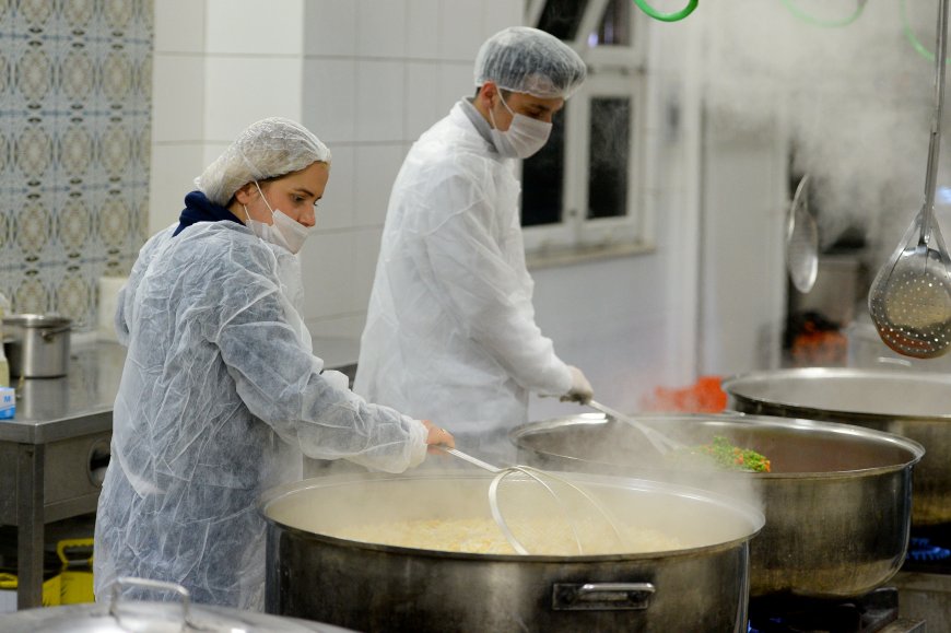 Muratpaşa’da İhtiyaç Sahiplerine Her Gün Sıcak Yemek Desteği