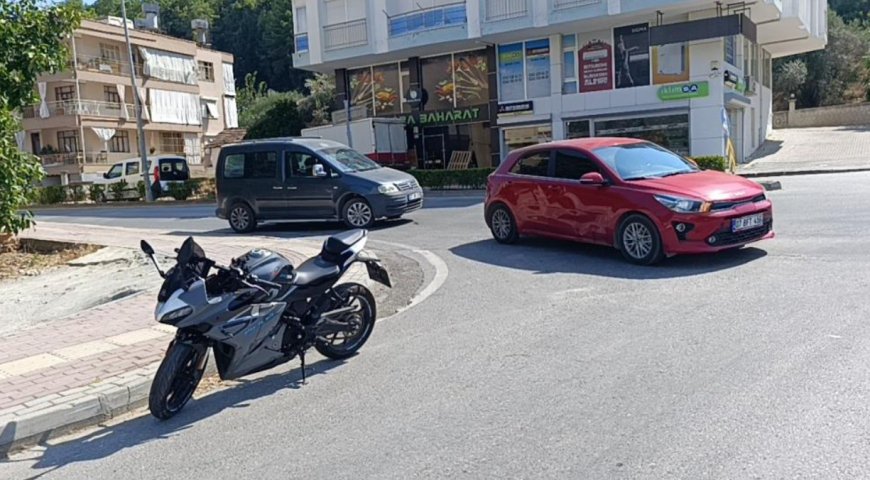 Manavgat’ta Motosiklet ile Otomobil Çarpıştı: 1 Yaralı