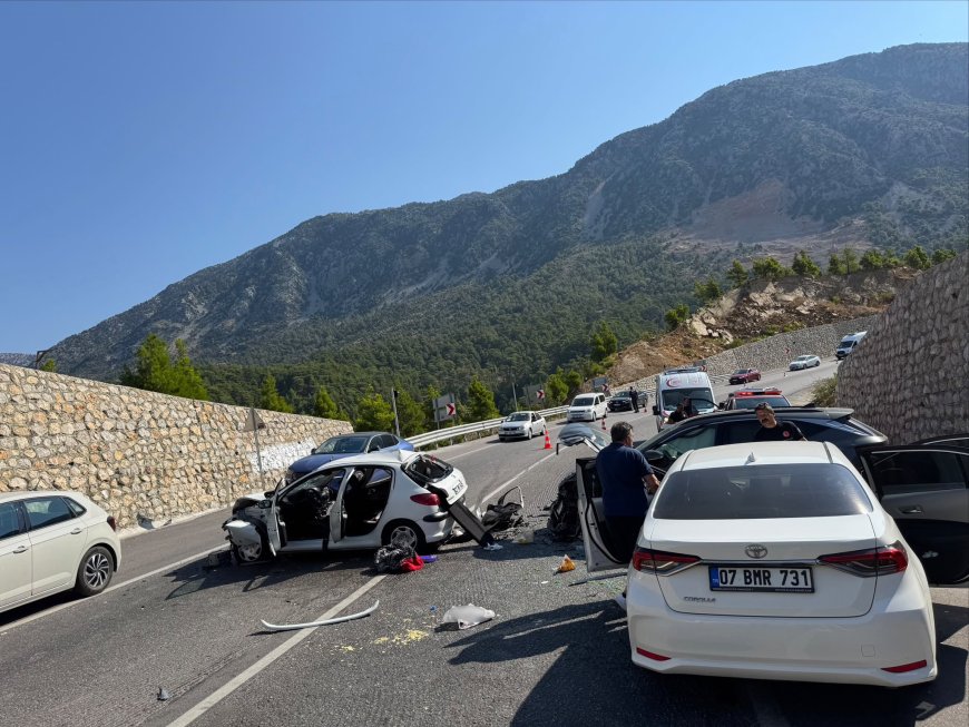 Antalya-Konya Yolunda Zincirleme Kaza: 4 Kişi Yaralandı, 1 Yaralının Hayati Tehlikesi Var