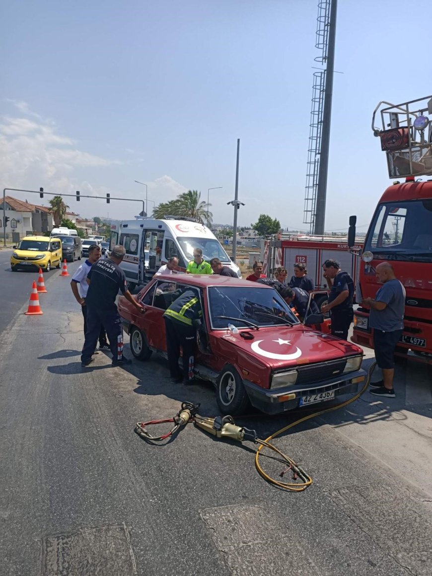 Manavgat’ta İki Otomobil Çarpıştı: 1 Kişi Yaralandı