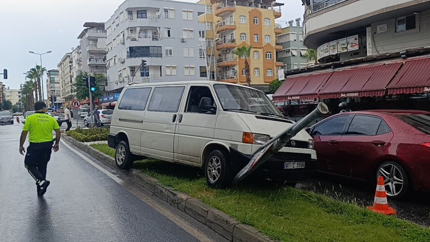 Manavgat’ta Yağmur Kazayı Beraberinde Getirdi: Kamyonet Refüje Çıktı