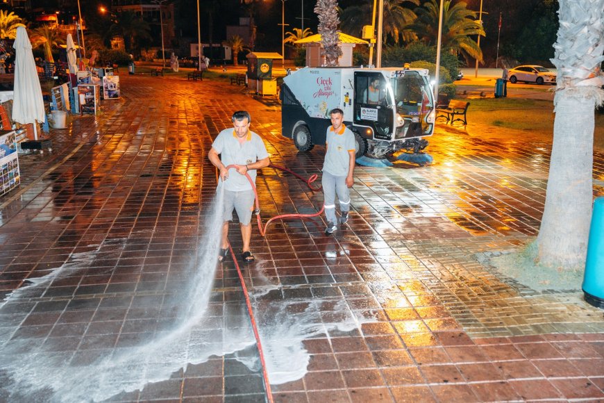 Alanya İskele’de Gece Mesaisi: Turistik Bölge Yeni Güne Temiz Başladı
