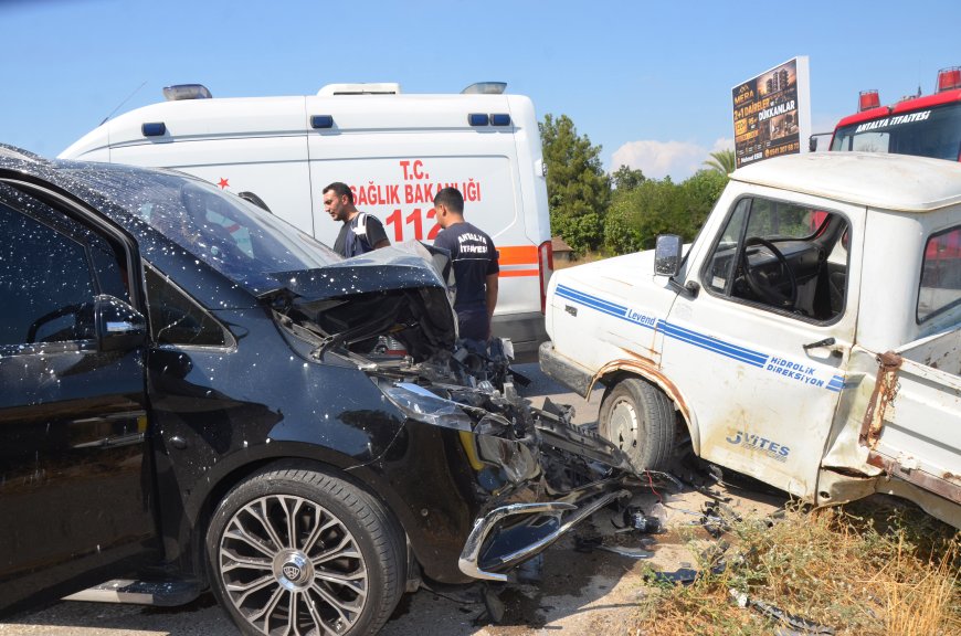 Serik’te Minibüs ile Kamyonet Çarpıştı: 1 Yaralı, Turist Aile Kazayı Yaralanmadan Atlattı